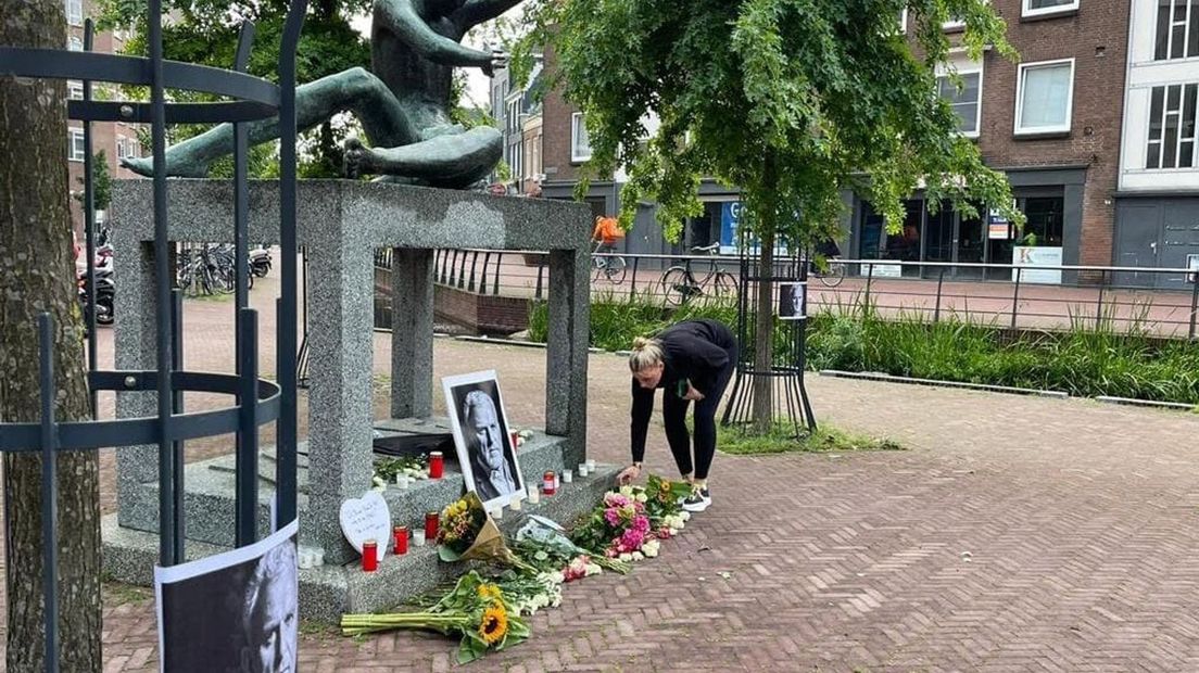 In Arnhem leggen mensen bloemen bij een foto van de misdaadjournalist.
