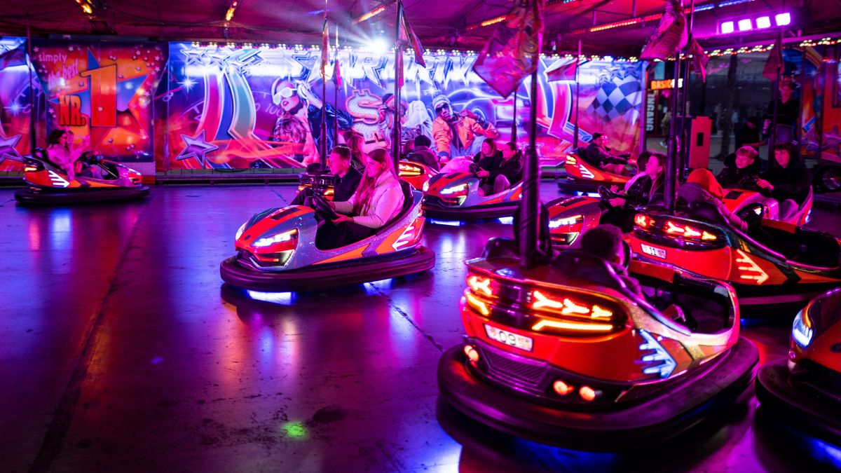 Grote groep op de vuist met politie na aanhouding op kermis Omroep West