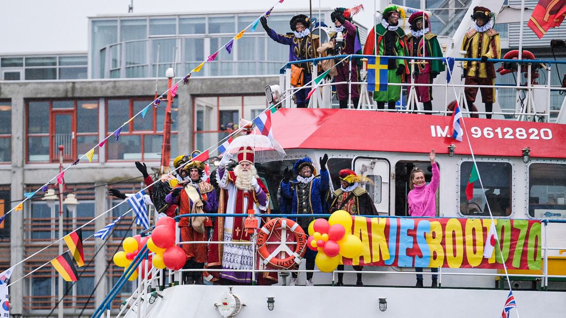 Sinterklaas en Pieten op Pakjesboot070