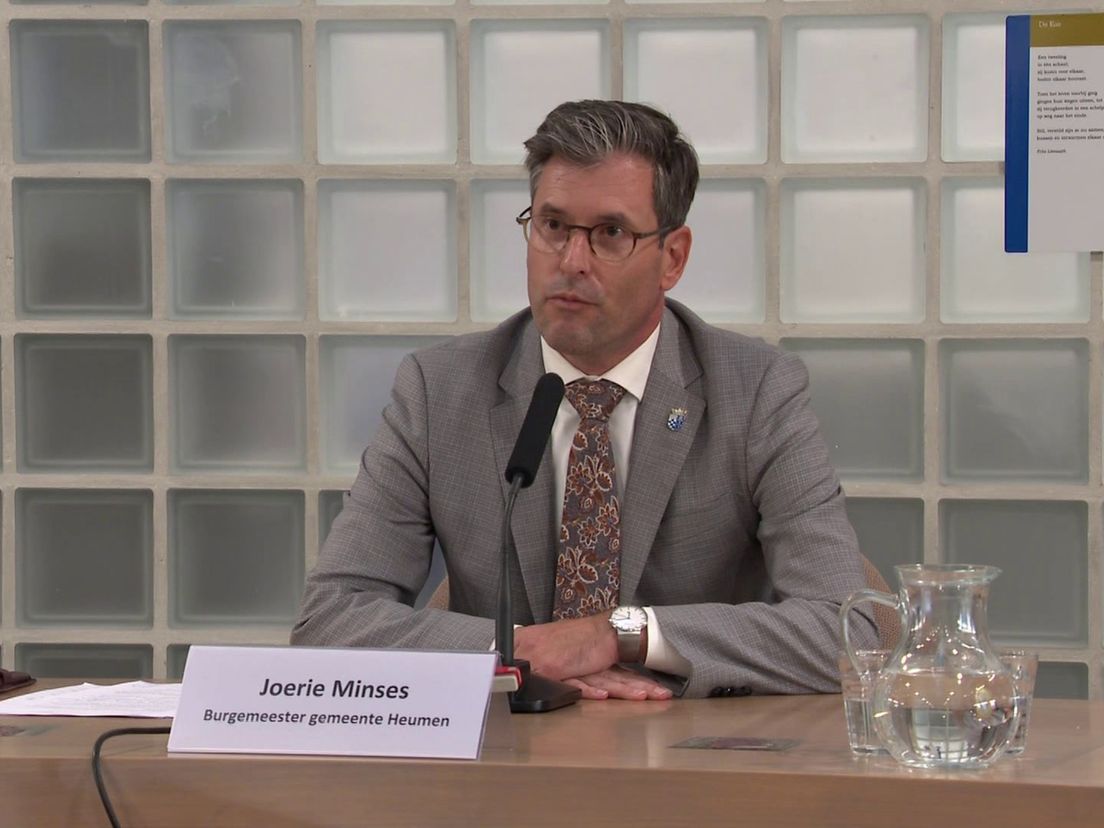 Burgemeester Minses tijdens een eerdere persconferentie.