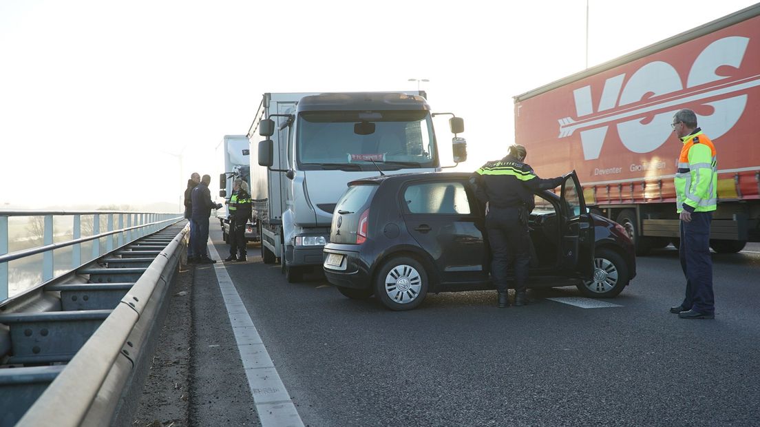 Lange file op de A1 Bathmen richting Deventer door ongeluk met vrachtwagens