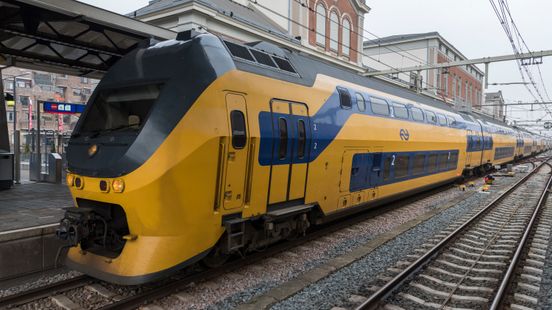 Treinverkeer lag urenlang plat na aanrijding bij station. Treinverkeer lag urenlang plat na aanrijding bij station.
