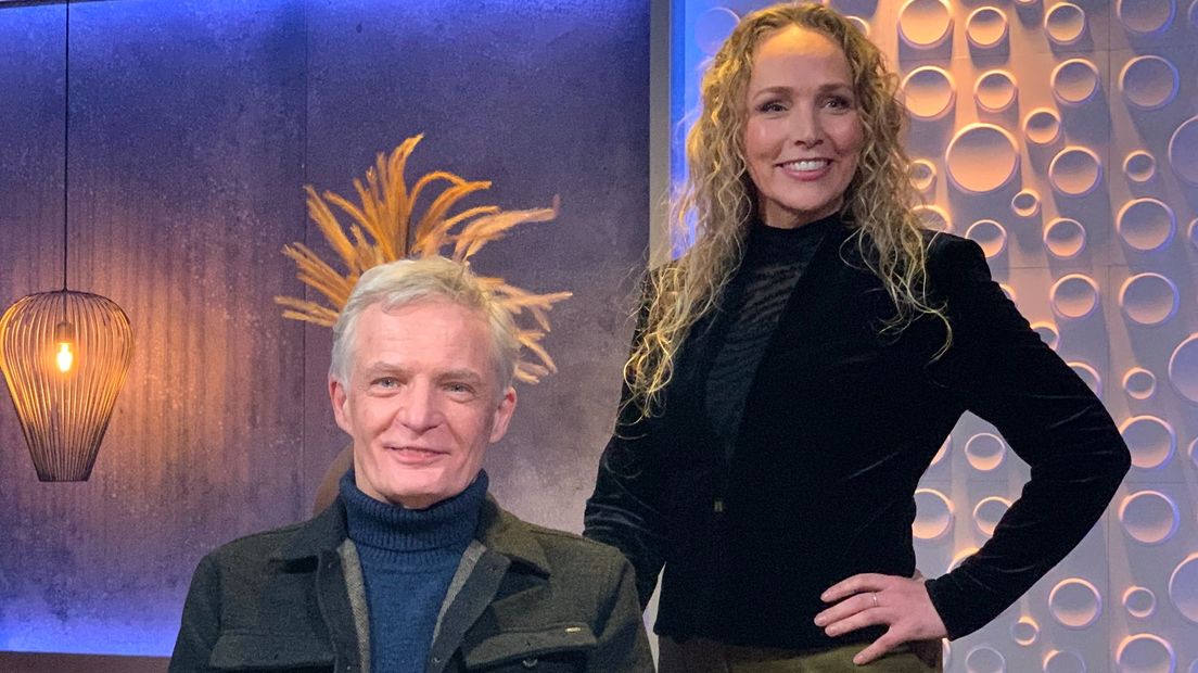 Herman Finkers en Sabine Uitslag in de tv-studio van RTV Oost
