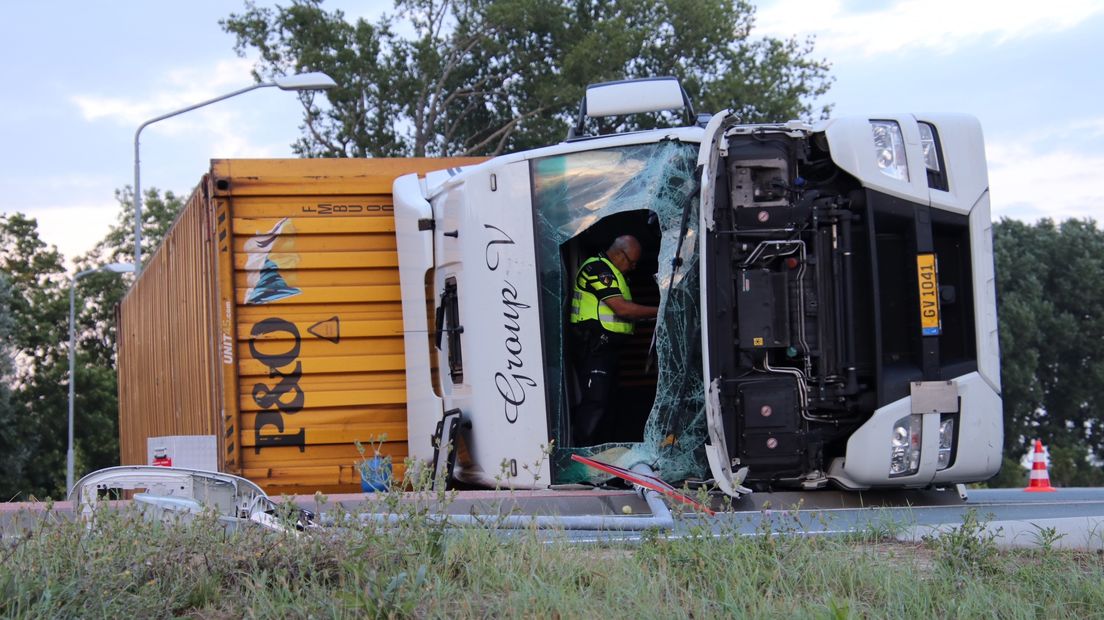 Truck met oplegger gekanteld in Schoondijke