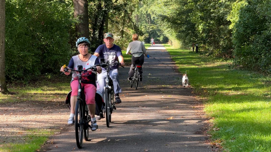 Fietsers en wandelaars (en een hond) rondom de Maarsseveense Plassen vandaag