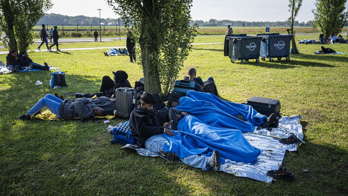 Situatie in Ter Apel: Rode Kruis zet vijf tenten tegen zon neer