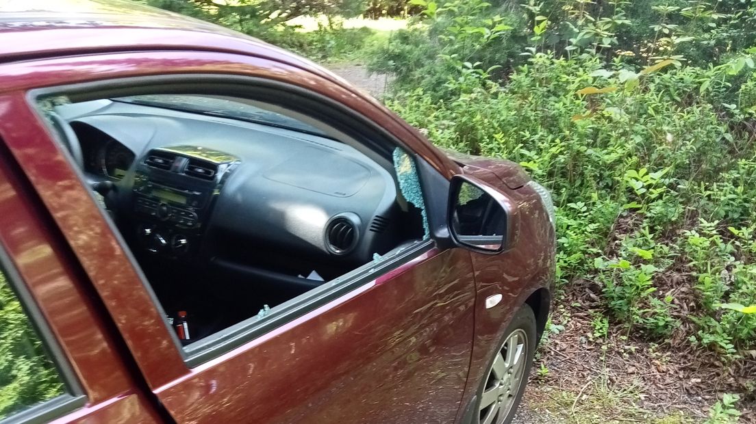 De ingeslagen ruit van een van de betrokken auto's