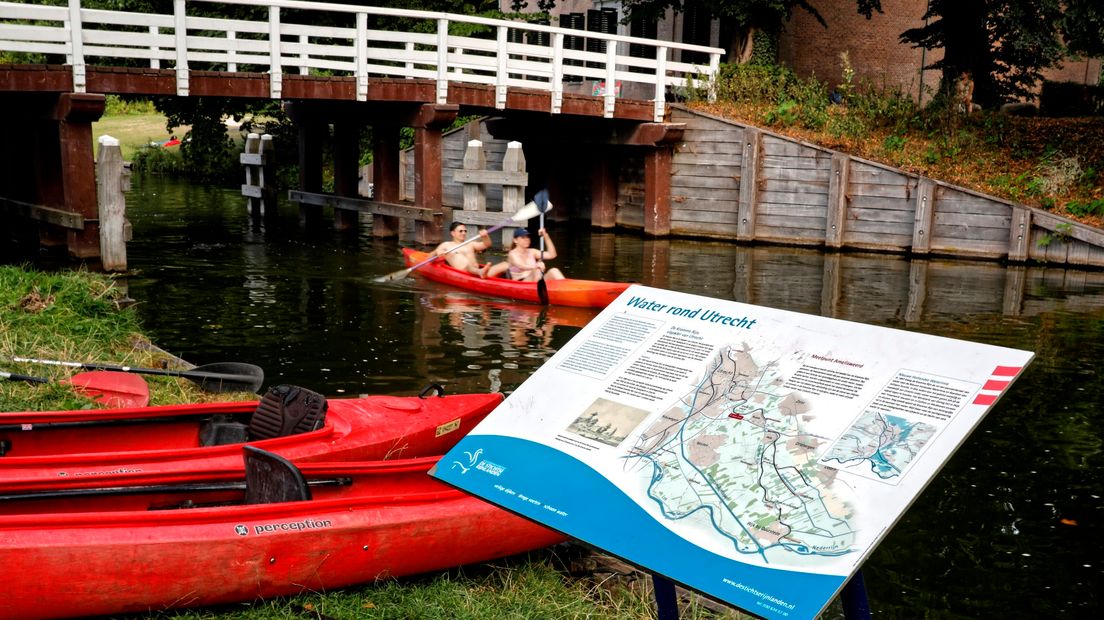 De echte watersporters kano-en van het centrum van de stad naar Rhijnauwen. Ook daar was het vandaag gezellig druk...