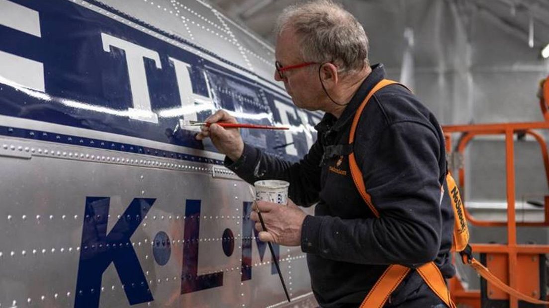 Onlangs werd de laatste hand gelegd aan de buitenkant door het met de hand schilderen van de naam 'The Flying Dutchman'