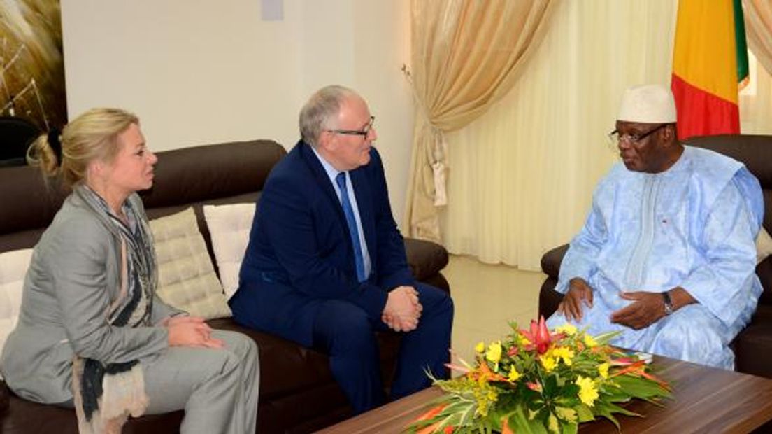 Minister Timmermans (m.) en minister Hennis in gesprek met president Ibrahim Boubacar Keita van Mali.