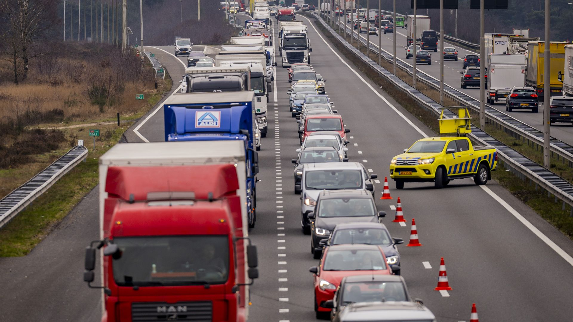 Ongeluk op brug • lange file op A12.