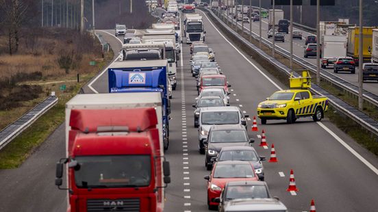 Ongeluk op brug • lange file op A12. Ongeluk op brug • lange file op A12.