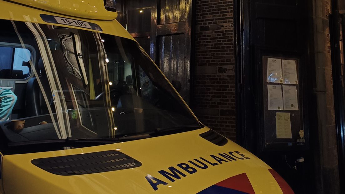 Ambulance voor de deur van De Waag