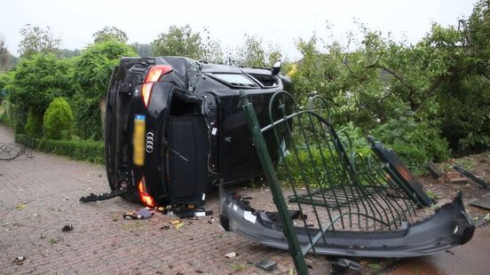 Veroorzakers ongeval brengen bloemetje na ravage in Buurmalsen. Veroorzakers ongeval brengen bloemetje na ravage in Buurmalsen.