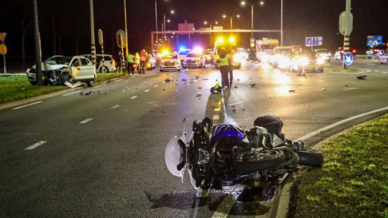 Motorrijder zwaargewond na harde botsing, file rondom GelreDome