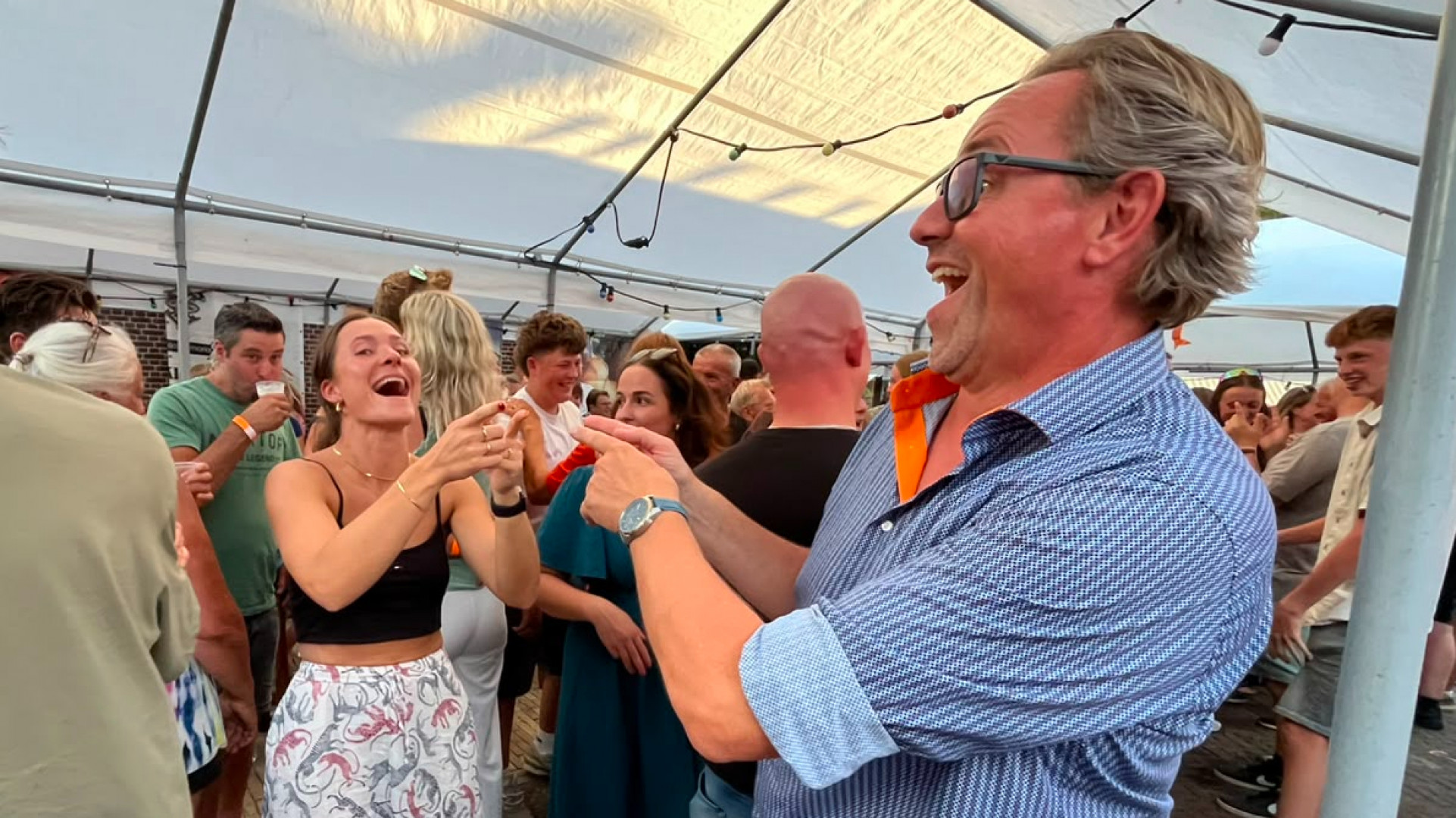Het is belangrijk voor de man om contact te hebben tijdens het lopen voor het geval de muziek stopt