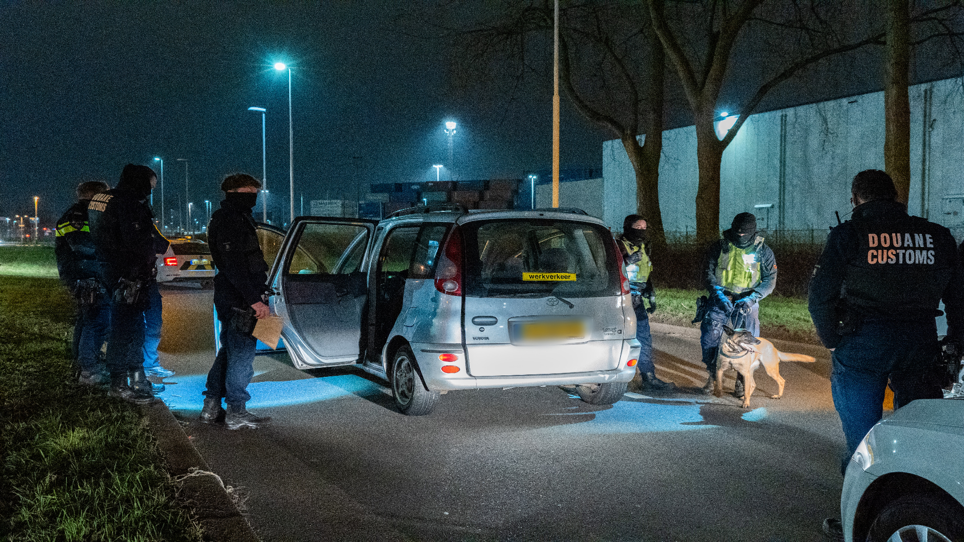 Met een speurhond hield de douane uithalers aan.