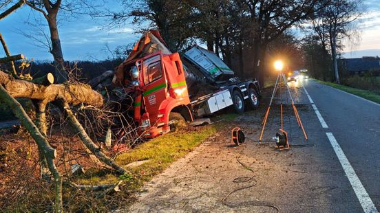 Vrachtwagen valt om • automobilist afgesneden