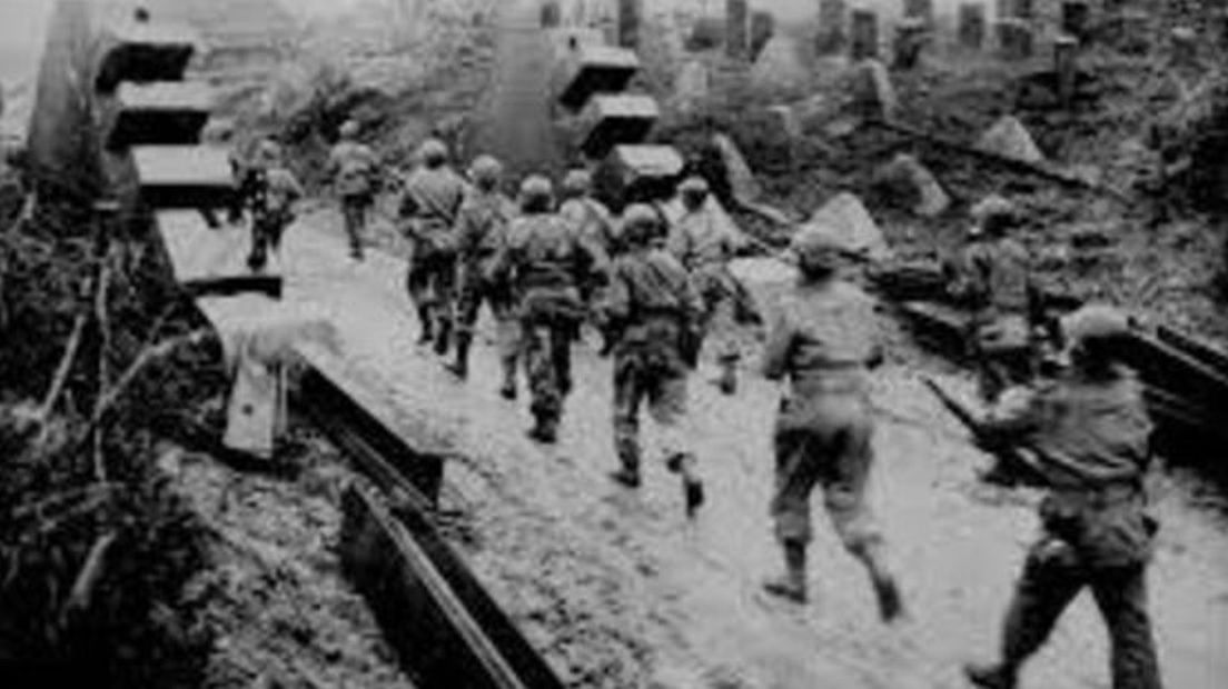 Soldaten lopen door verwoest Breskens