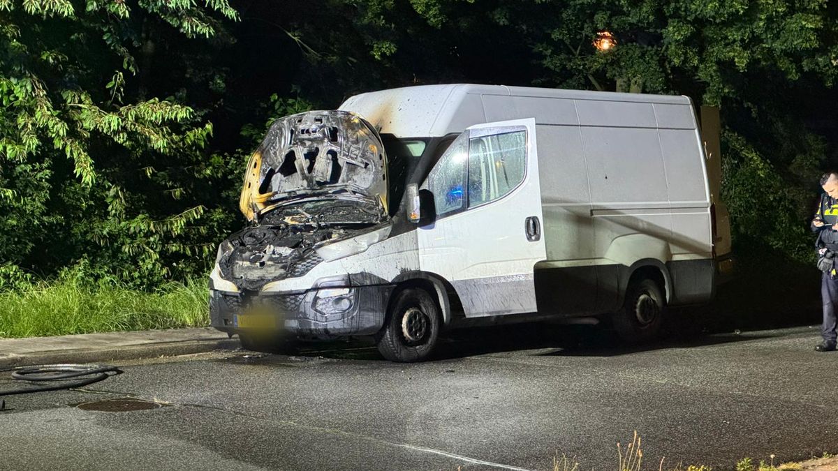 Brand in bestelbusje in Heerlen: buurtbewoners horen explosie