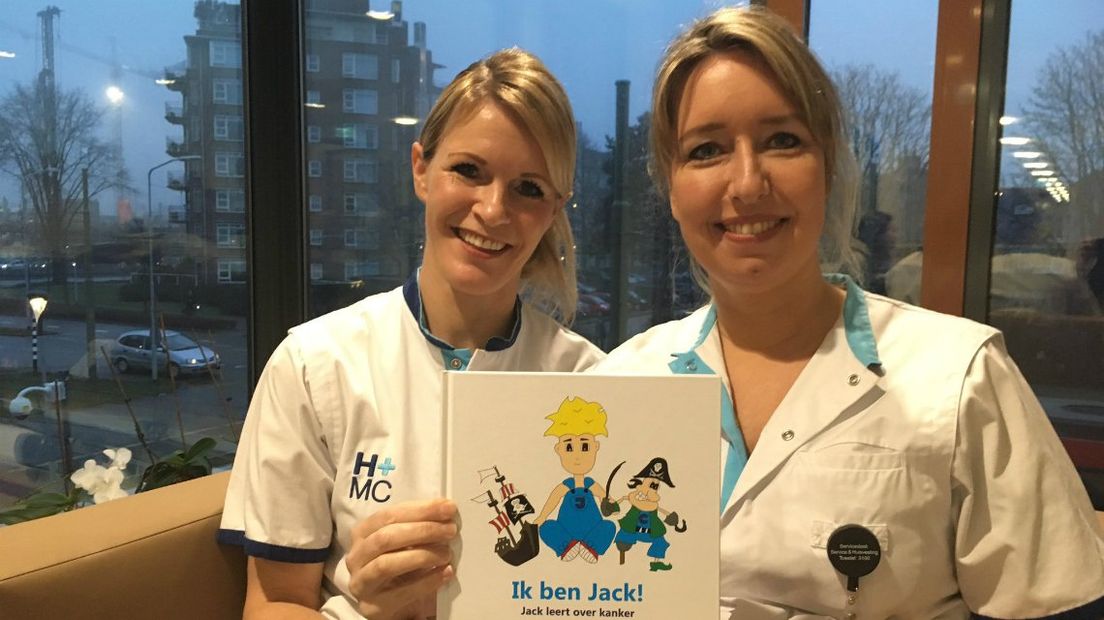 Daniëlle van Caspel en Angelique van Staveren met het kinderboek over kanker I