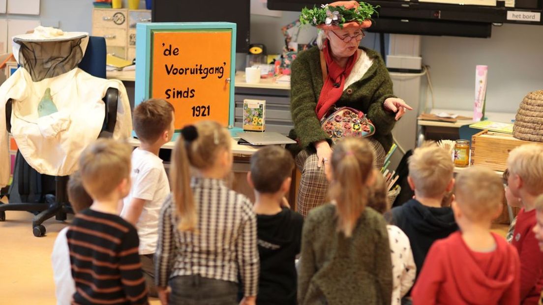 De kinderen zitten vol met vragen over de bijen.