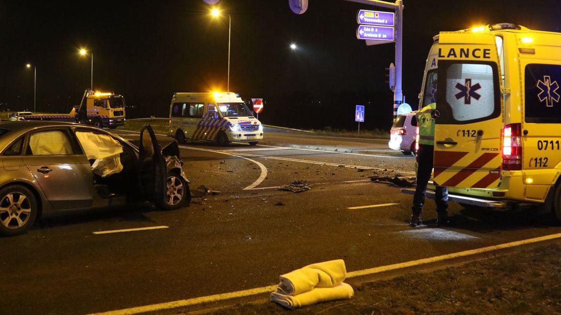 Bij een zware aanrijding tussen twee auto's op de Rondweg in De Klomp (gemeente Ede) zijn zaterdagavond twee gewonden gevallen. Het zou gaan om een vrouw en een kind.