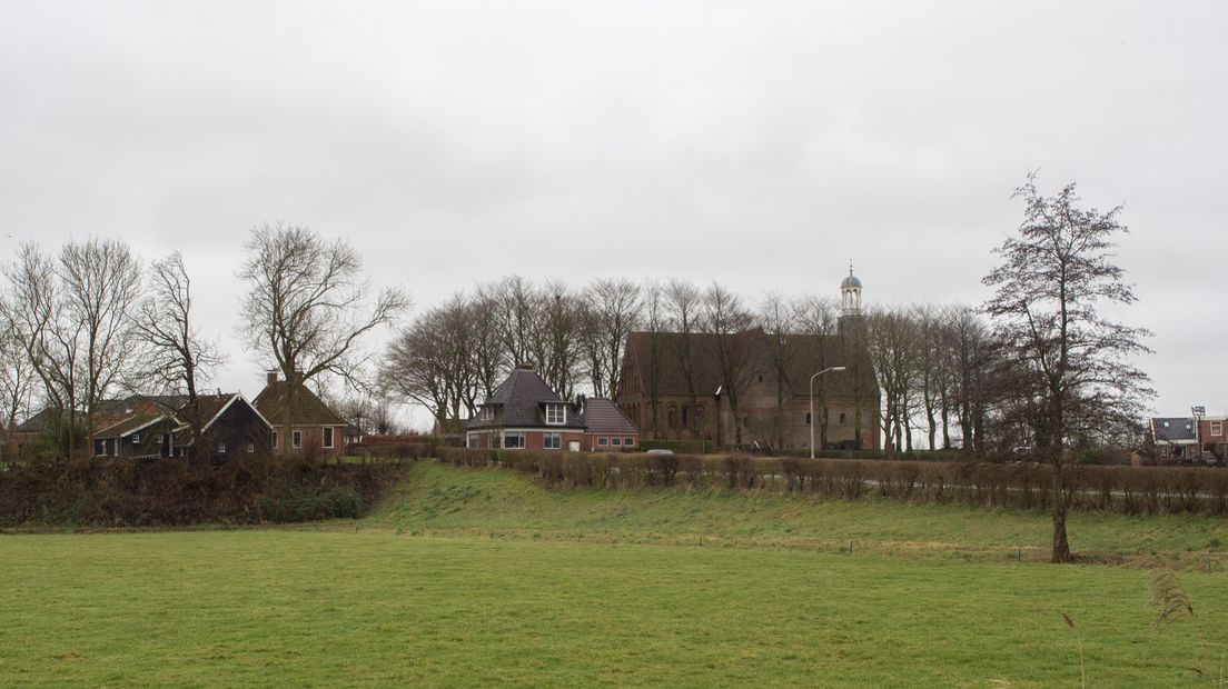 Het dorpsbezicht van Leermens, met de Donatuskerk op de wierde. Rechts een van de woningen waar archeologisch onderzoek wordt gedaan