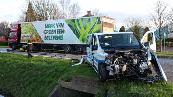 Bestuurder bestelbus gewond na botsing vrachtwagen | Weer 4 arrestaties voor rellen jaarwisseling.