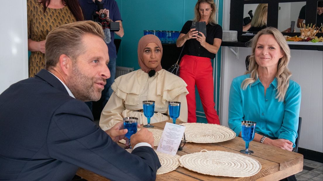Hugo de Jonge in de buurtkeuken van Sabra Rahiembaks (midden) met Heijmans directeur Esther Fleers (rechts)