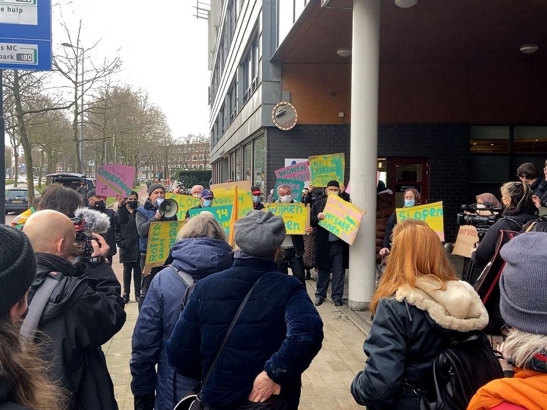 Zo'n 40 personen voeren actie. Hun eis: stel de sloop met 10 jaar uit