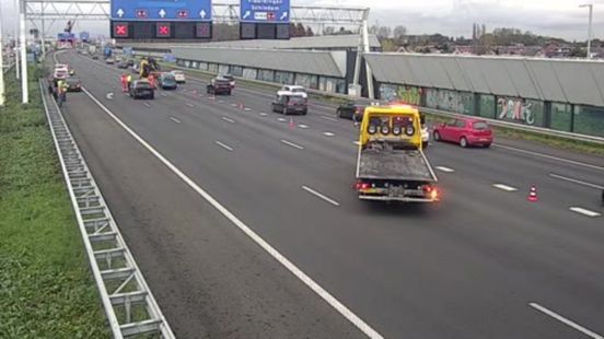 Drukke avondspits komt vroeg op gang; lange files rond Rotterdam na ongelukken. Drukke avondspits komt vroeg op gang; lange files rond Rotterdam na ongelukken.