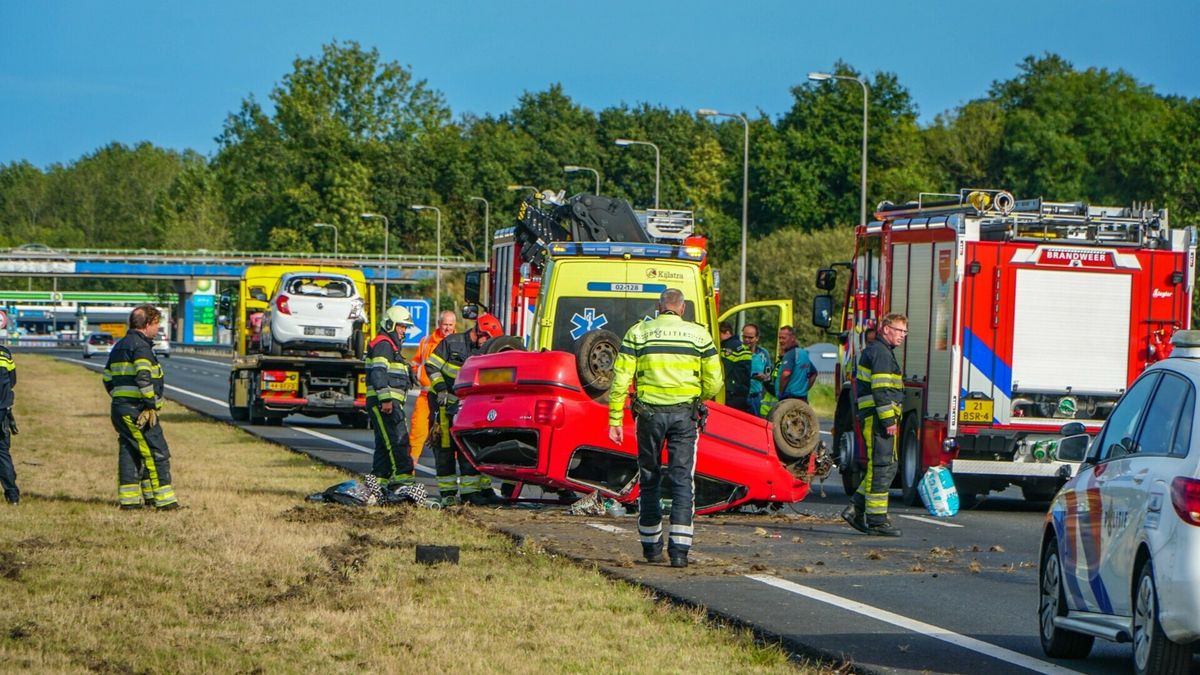 Auto over de kop op A7 bij Joure