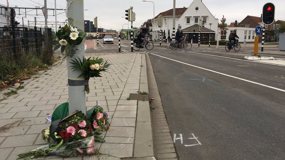 Bloemen op plek van ongeluk in Goes