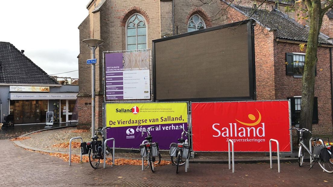 Het grote led-scherm staat voor de Plaskerk