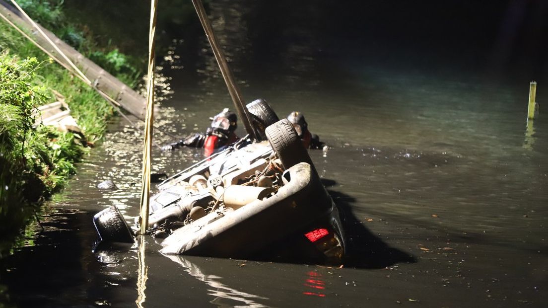 Auto te water bij Zevenhuizen