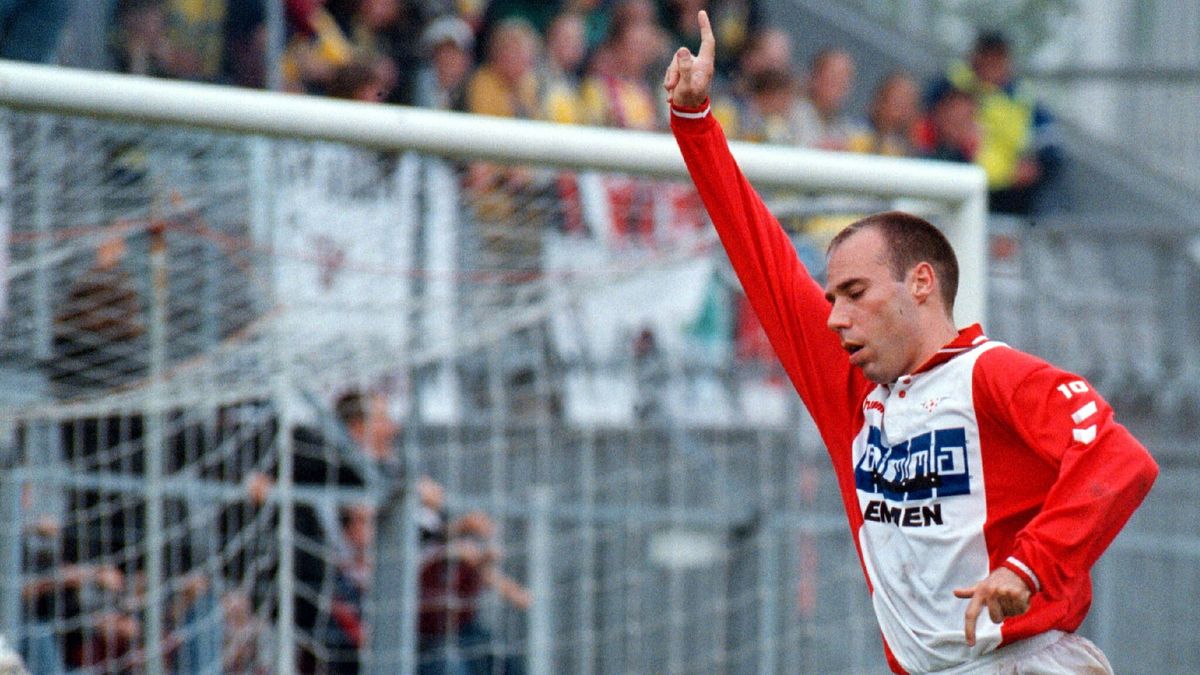 Van Oostrum keert terug op vertrouwde bodem voor onthulling FC Emmen-eretegel: 'Dit is dubbel mooi'