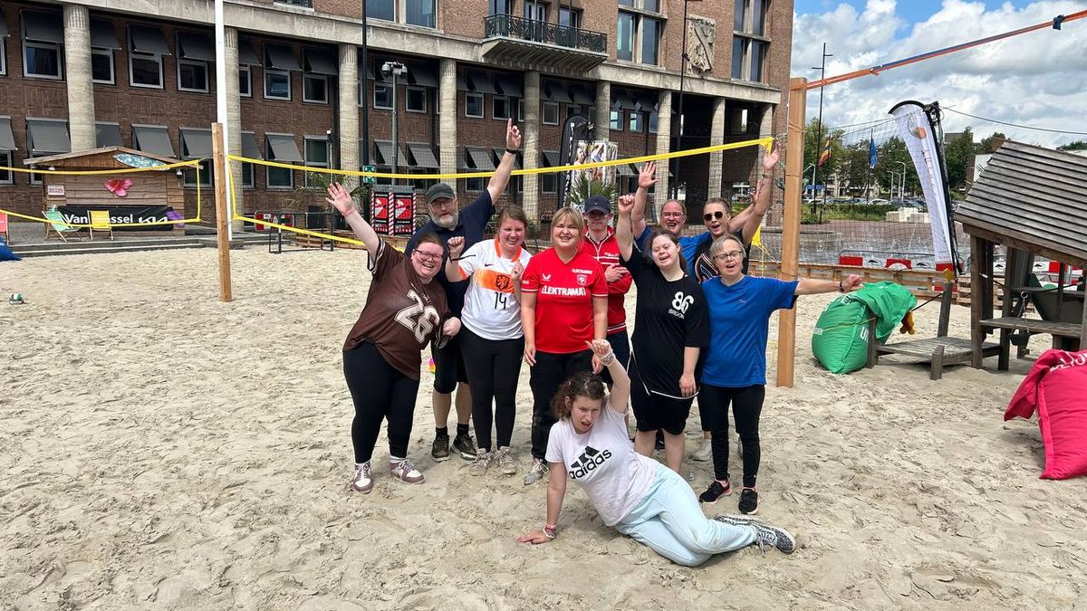 Gratis sporten op 300 ton zand in Hengelo: 'Alsof je op het strand bent'