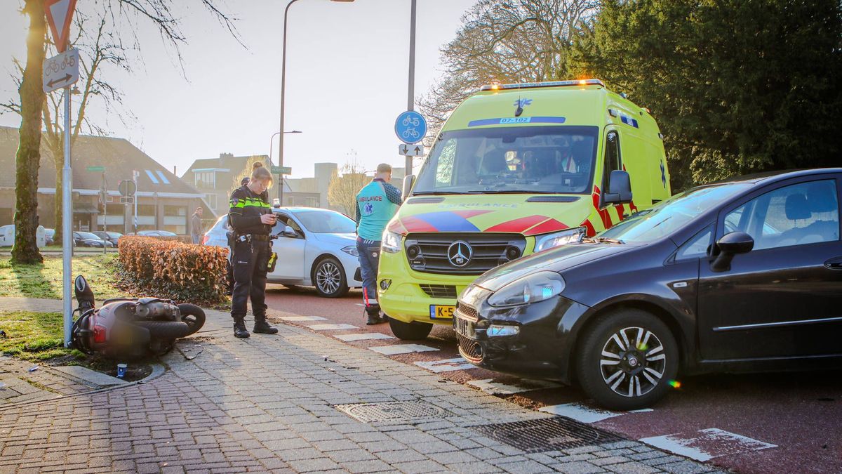 Automobilist schept scooterrijder in Dieren