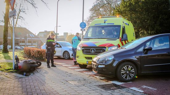Automobilist schept scooterrijder in Dieren