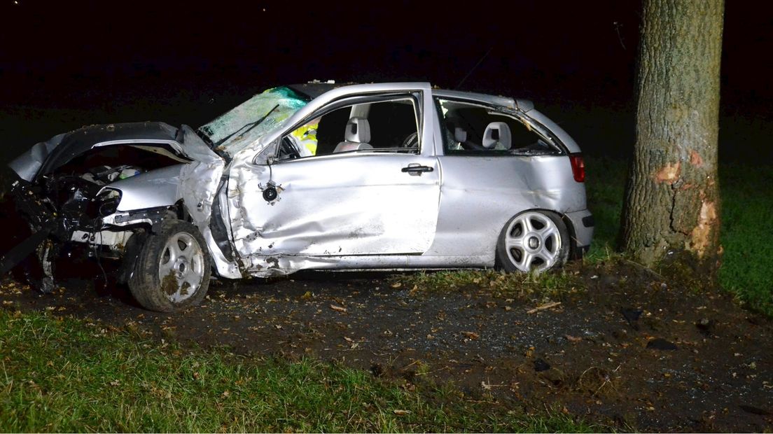 Auto botst op boom op N348 bij Wesepe