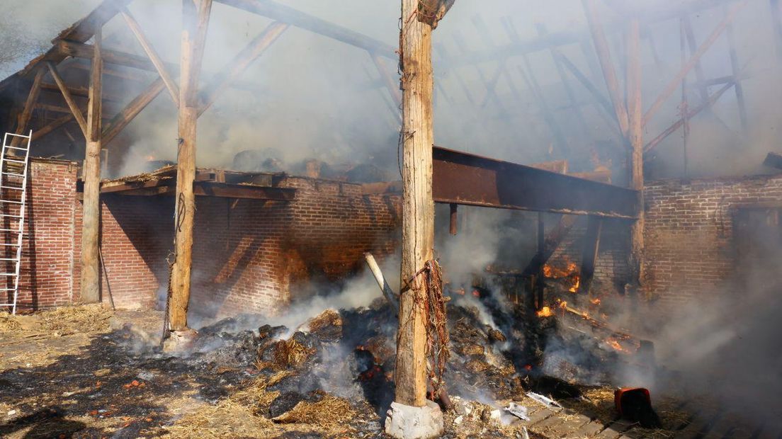 Brand in een boerderij in Gieterveen (Rechten: Van Oost Media)