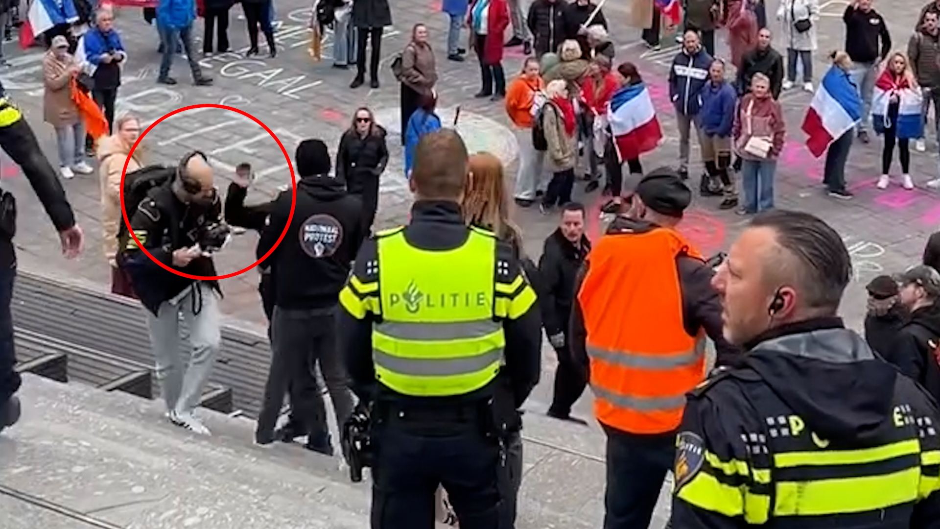 Cameraman doet aangifte van klappen tijdens filmen demonstratie
