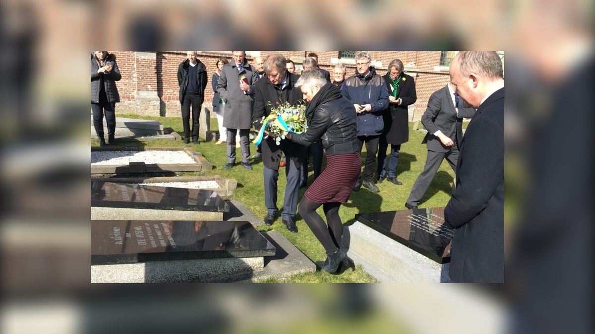 Herdenking in Cornwerd voor dichter Obe Postma