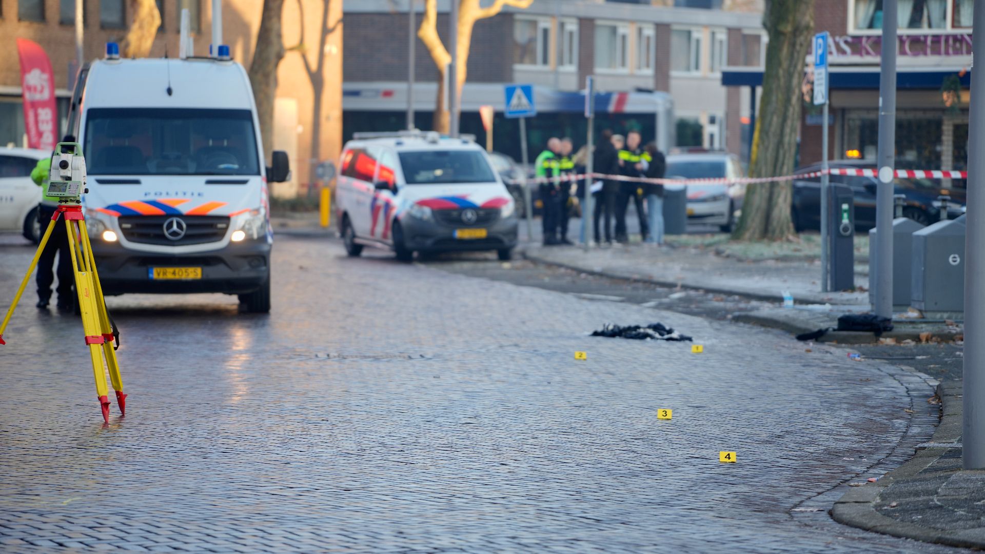 Man Die In Hoogvliet In Kritieke Toestand Op Straat Lag Is Vermoedelijk ...