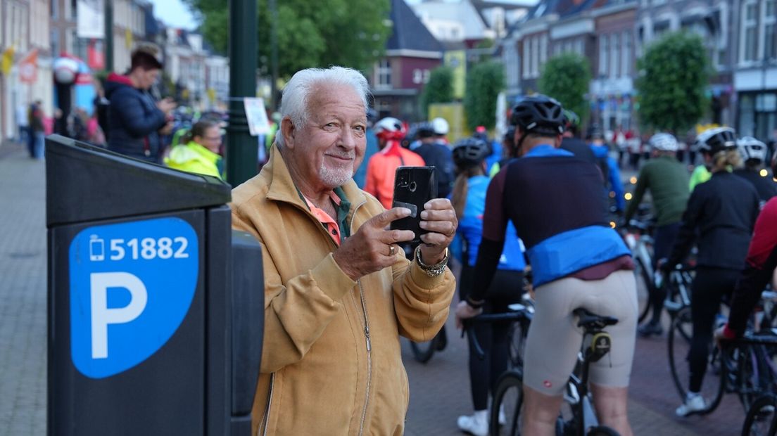 Deze man set de fytsers der moai op