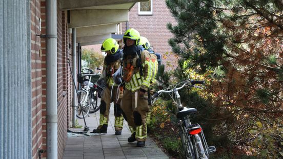 Rook in woning maar niemand is thuis: brandweer forceert deur
