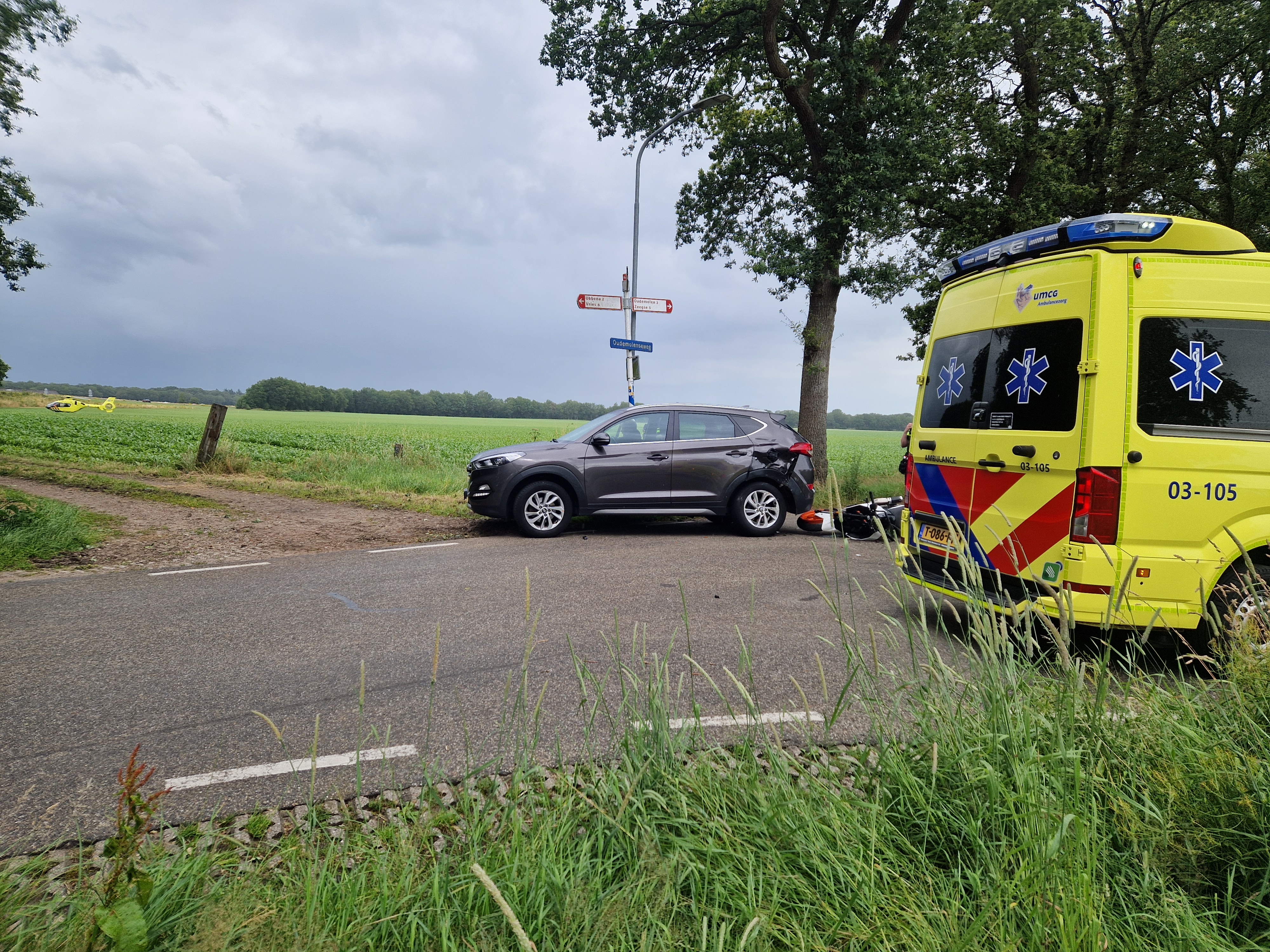 Motorrijdster gewond na botsing met auto in Ubbena