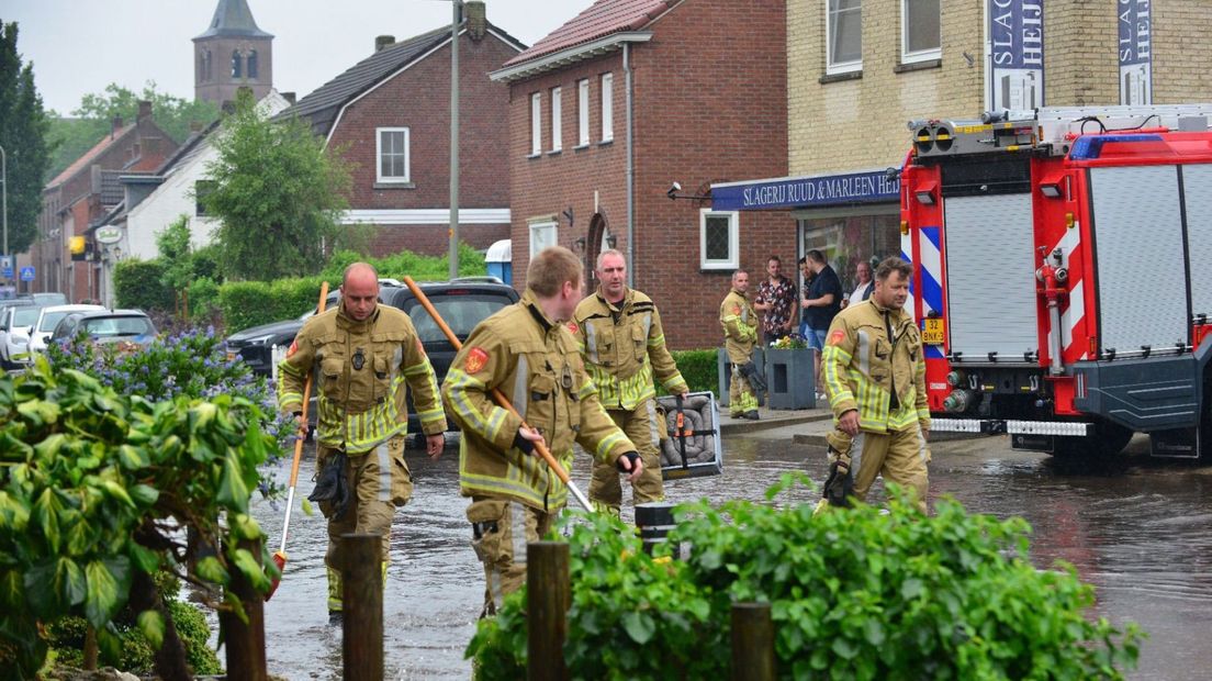 De brandweer werd opgeroepen naar de Sebastiaanstraat in Ell.