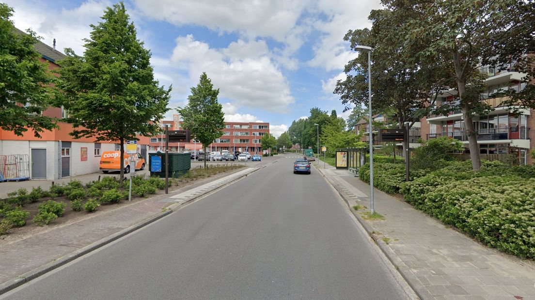 De man fietste ter hoogte van de bushalte aan de Lijzijde in Lewenborg